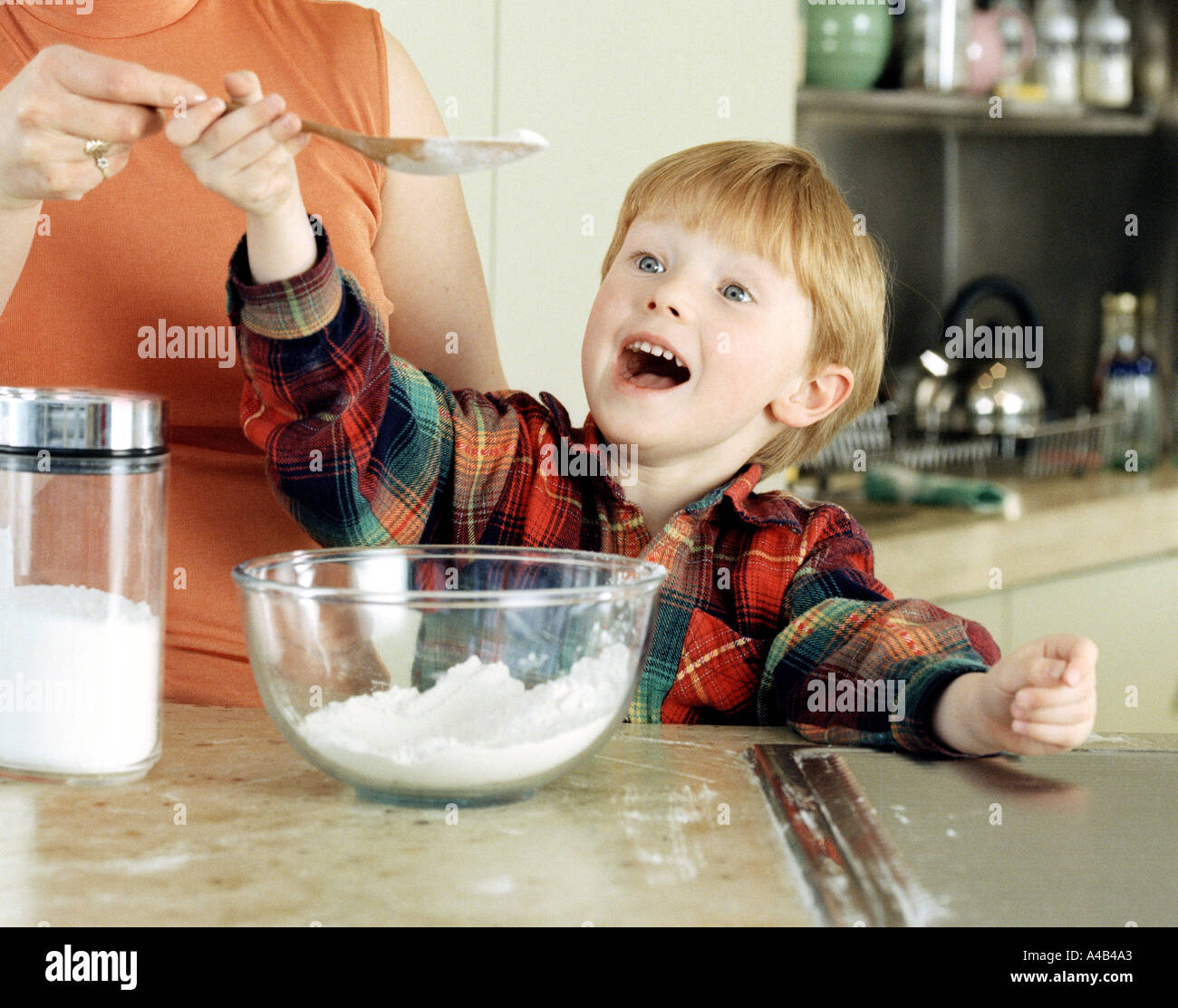 Junge, die Herstellung von Kuchen Stockfoto