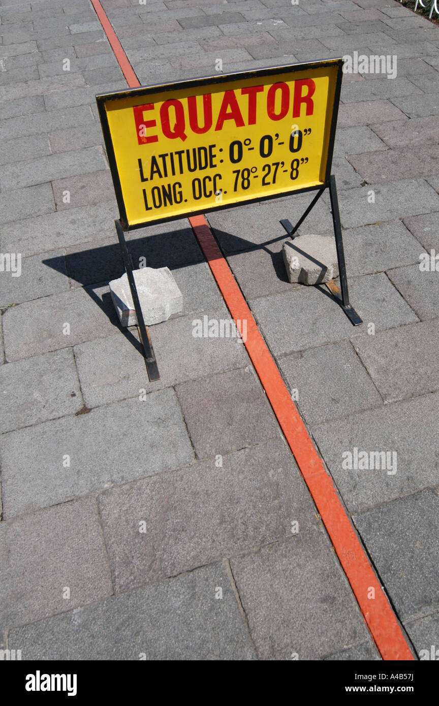 Symbolische Äquatorlinie am Fuße des Denkmals Mitad del Mundo (Mitte der Welt) in der Nähe von Quito, Ecuador Stockfoto Symbolische Äquatorlinie am Fuße des Denkmals Mitad del Mundo (Mitte der Welt) in der Nähe von Quito, Ecuador Stockfoto