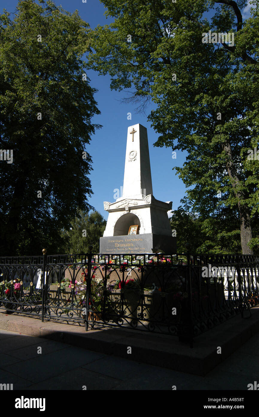 Grab des berühmten russischen Dichters Alexander Pushkin in Swjatogorsker (Heiliger Hügel) Kloster, Russland Stockfoto
