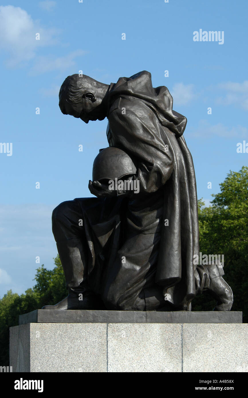 Riesige Statue eines knienden Soldaten von Evgeniy Vuchetich an das Sowjetische Ehrenmal im Treptower Park in Berlin, Deutschland Stockfoto