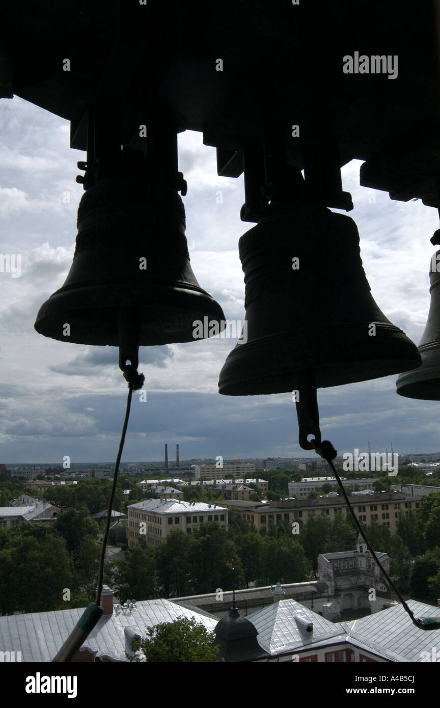 Traditionelle orthodoxe Glocken an einem Glockenturm in Wologda, Russland Stockfoto