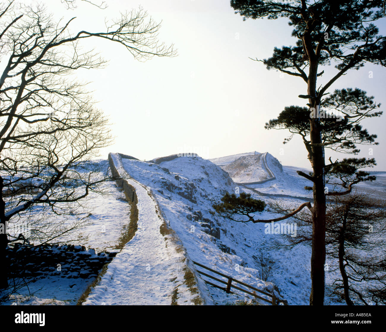 Schneebedeckte Hadrianswall oben Cuddy die Felsen im Winter, in der Nähe von Housteads Fort, Northumberland, England, UK. Stockfoto