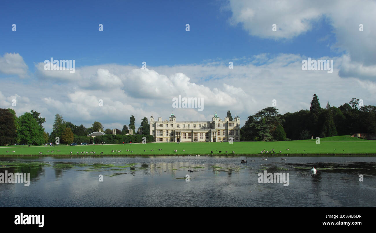 Ein Blick auf Audley End House aus über den See. In der Nähe von Saffron Walden in Essex Stockfoto