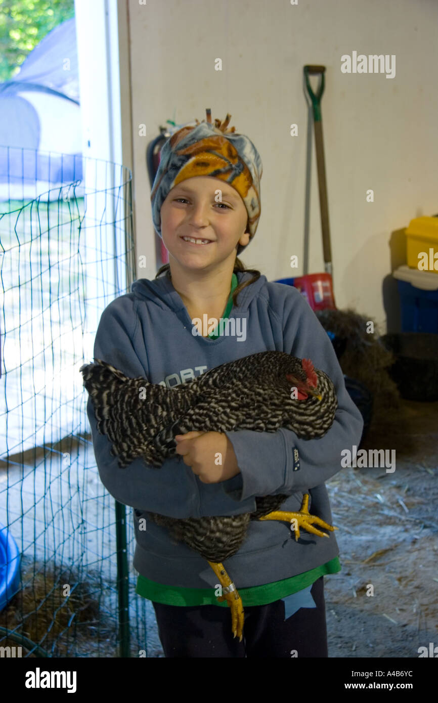 Mädchen mit ihr Huhn auf der Kirmes Stockfoto