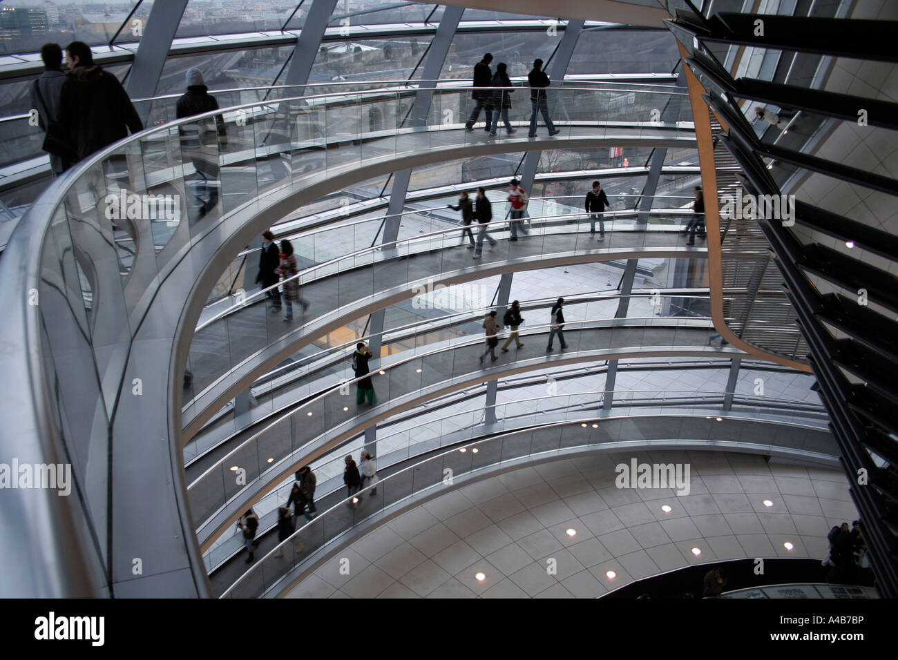 Gang bis an die Spitze der Reichstag Kuppel Berlin Deutschland Stockfoto