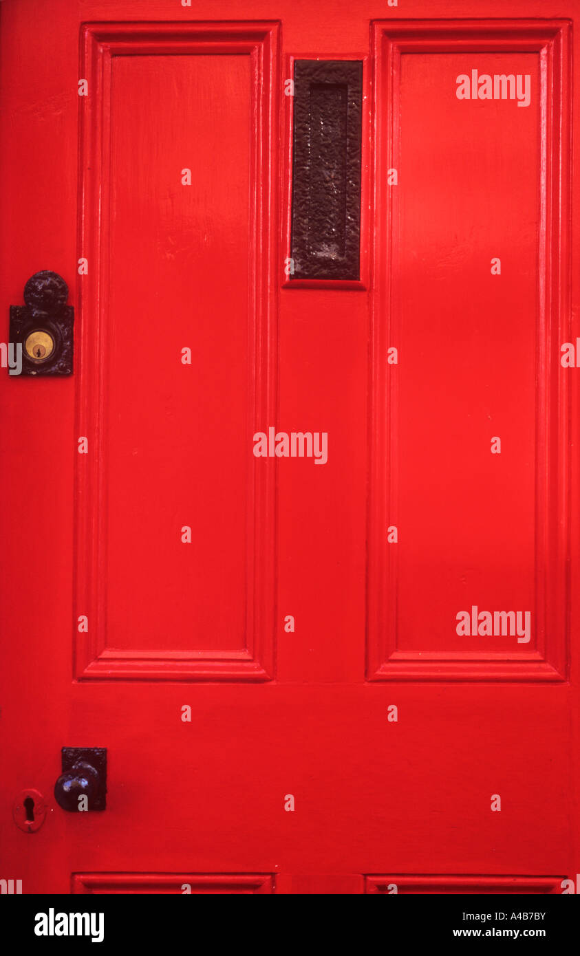 Stilvolle getäfelten Haustür frisch gestrichen Postamt rot mit Hammer finish neu lackiert Schwarz Briefkasten Schlüssel Patte und Knopf Stockfoto