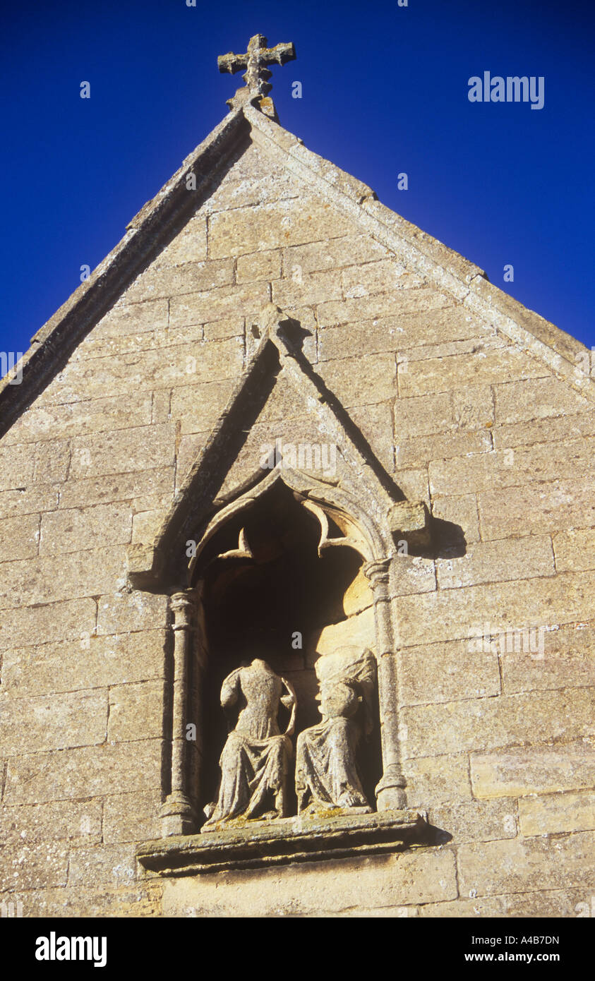 Nische über Sandstein Kirche Veranda in der weibliche und männliche Figuren ihre Köpfe Reformation des 16. Jahrhunderts verloren haben Stockfoto