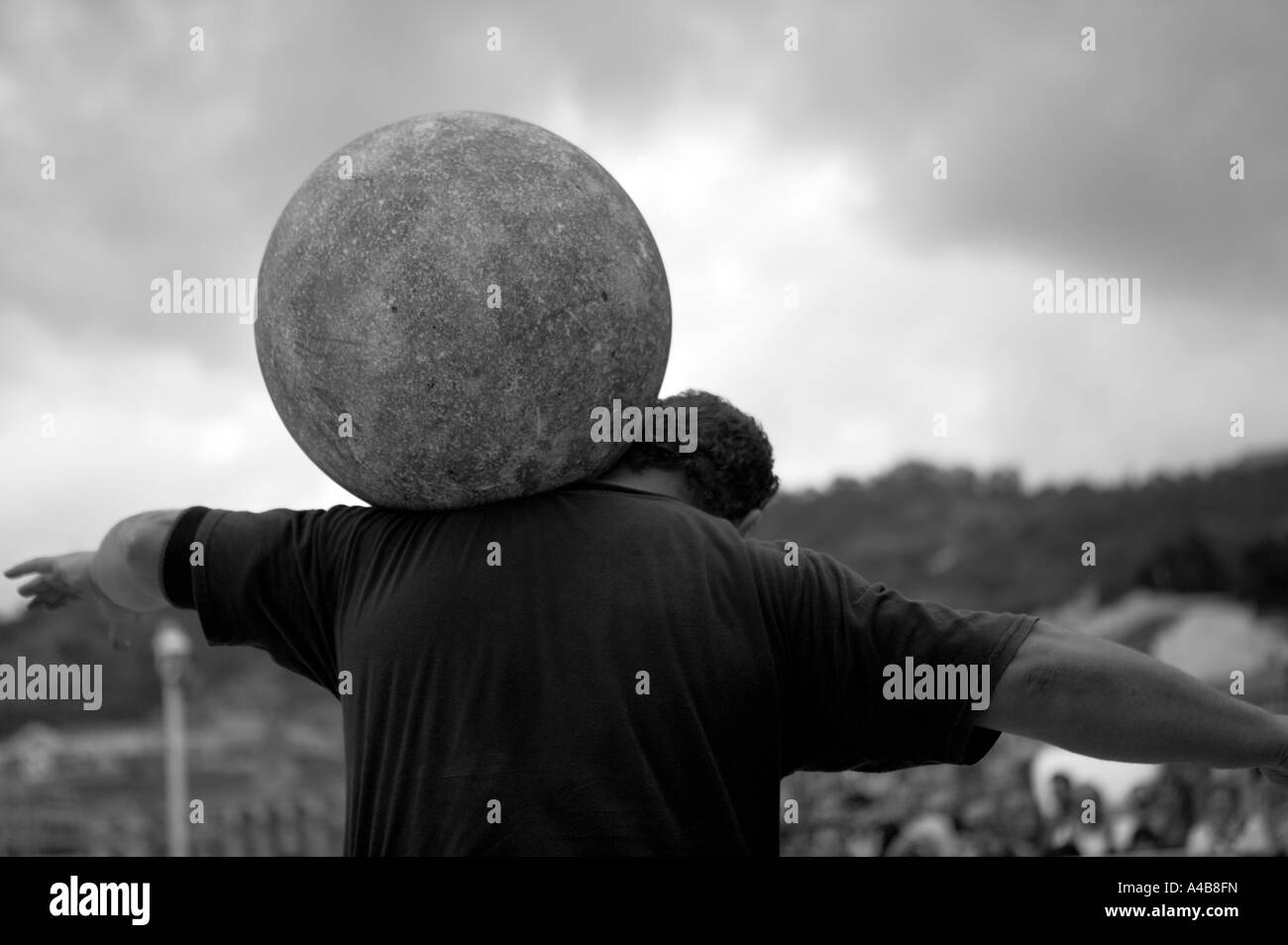 Harrijasotzaileak (Stein heben) Wettbewerber mit Granit Ball auf Schultern, baskische Strongman Spiele, Bilbao, Baskenland, Stockfoto