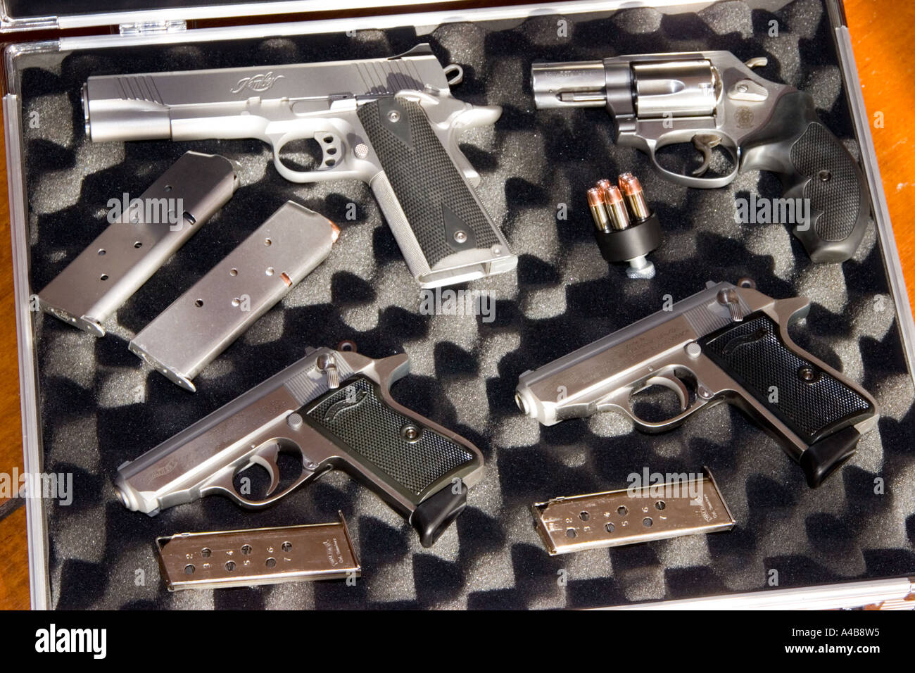 Pistolen, Zeitschriften und Speed loader in einem Fall angezeigt. Stockfoto Pistolen, Zeitschriften und Speed loader in einem Fall angezeigt. Stockfoto