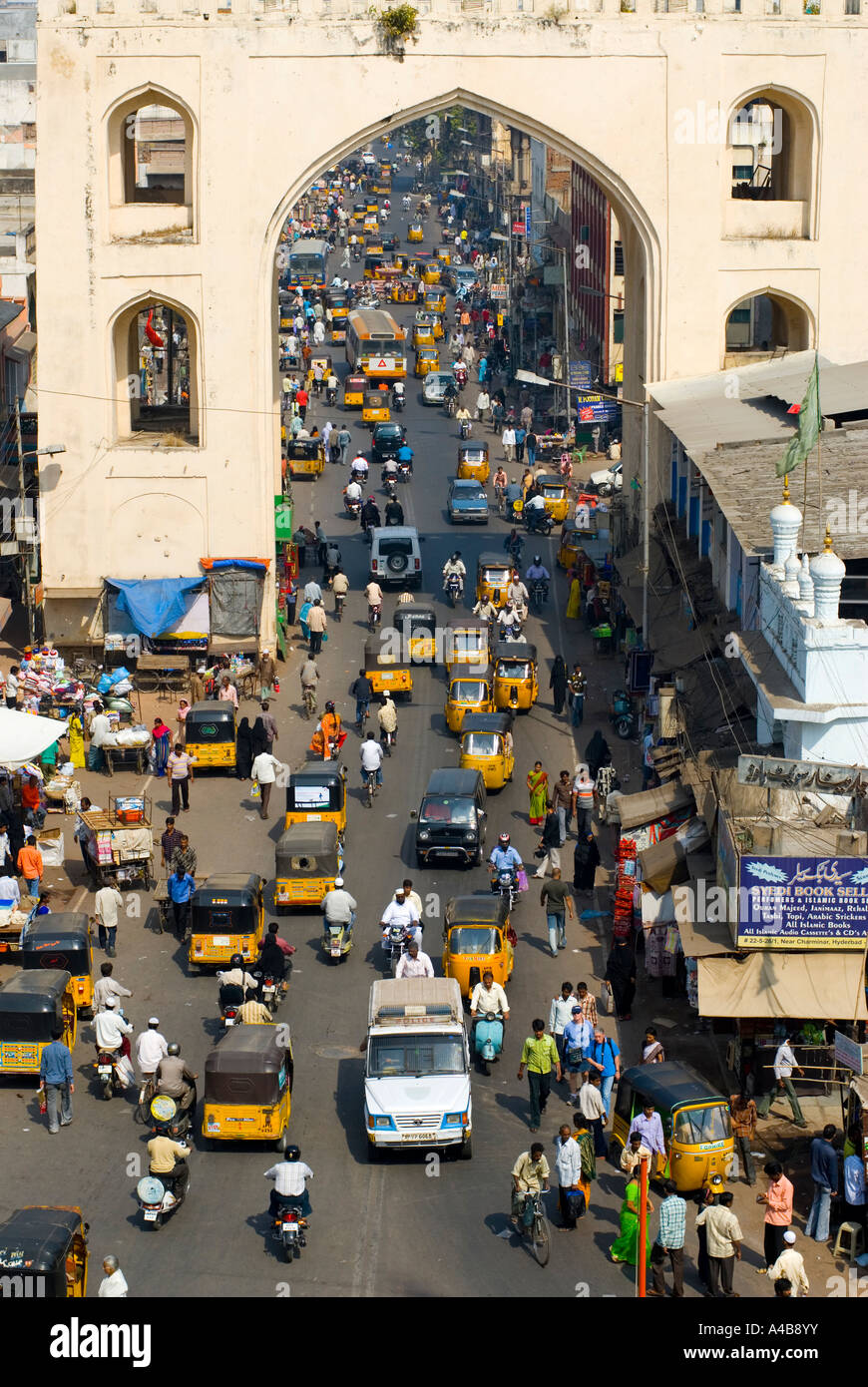 Abbildung des stark befahrenen vorbei um die Charminar in Hyderabad Indien Stockfoto