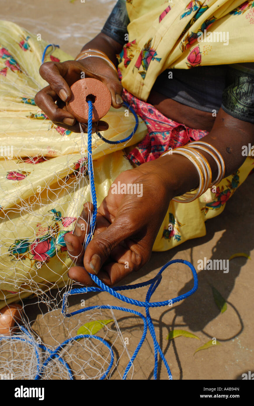 Abbildung des Stammes Indianerdorf Frau s Hände ausbessern ein Fischernetz in der Nähe von Chennai Tamil Nadu, Indien Stockfoto