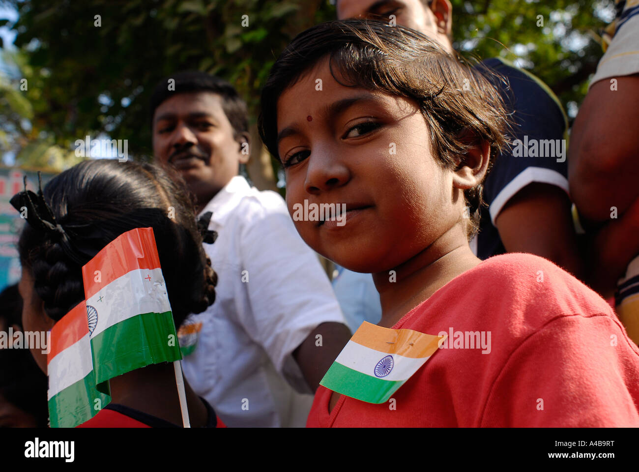 Abbildung des jungen Dalit-Mädchen mit indischen Flagge bei Republic Day Feierlichkeiten in Jagathapuram Slum in Chennai Tamil Nadu, Indien Stockfoto
