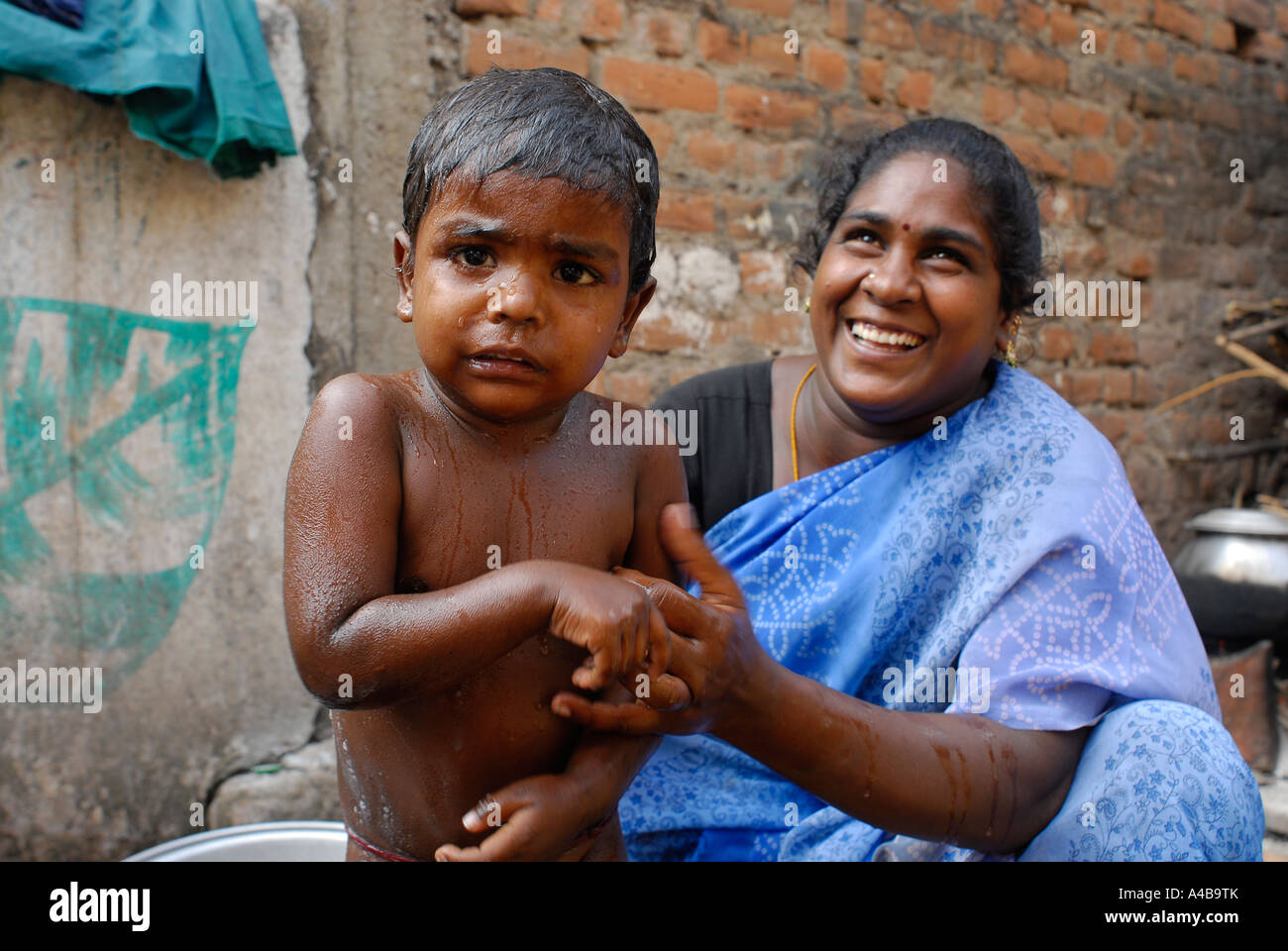 Indische mutter baby waschen -Fotos und -Bildmaterial in hoher ...