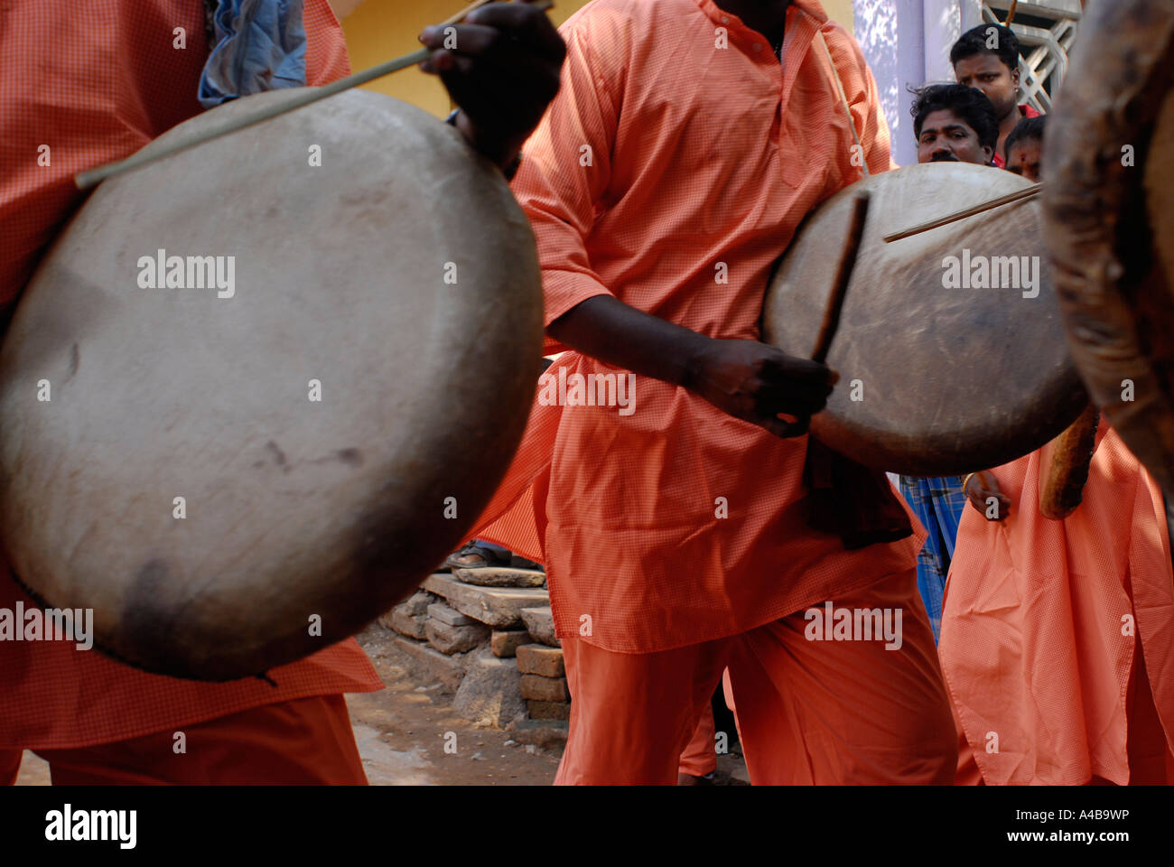 Abbildung des traditionellen Dalit Trommler Tänzer und Schlagzeug in Daspuram Slum in Chennai Tamil Nadu, Indien Stockfoto