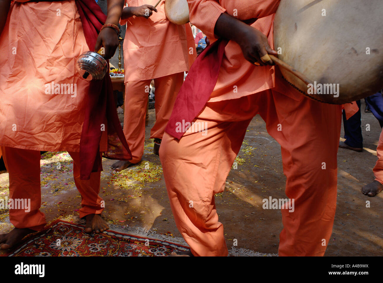 Abbildung des traditionellen Dalit Trommler Tänzer und Schlagzeug in Daspuram Slum in Chennai Tamil Nadu, Indien Stockfoto