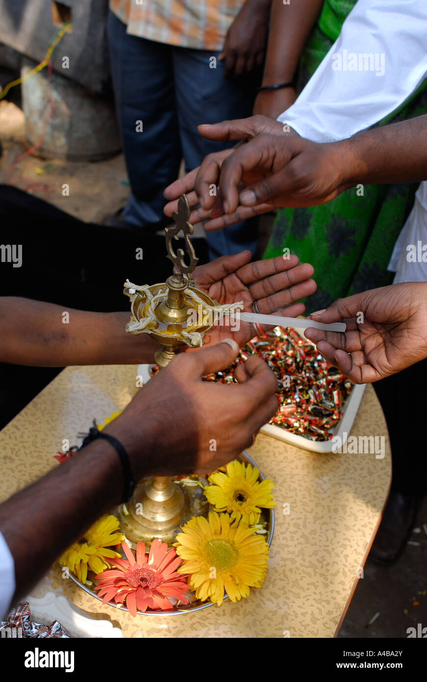 Abbildung des traditionellen hinduistischen Angebote für Gäste in einem Slum von Chennai Tamil Nadu, Indien Stockfoto