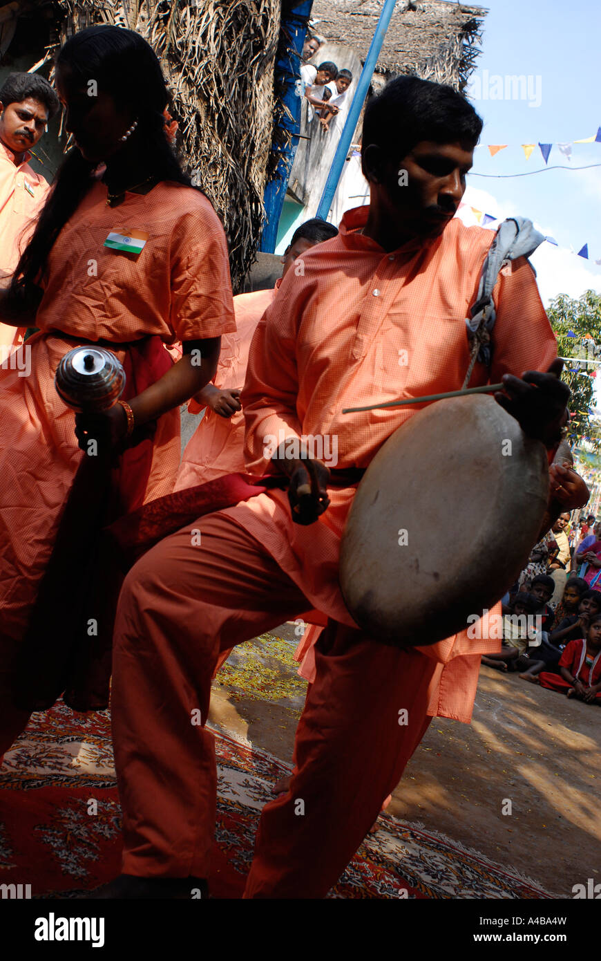 Abbildung des traditionellen Dalit Trommler Tänzer und Schlagzeug in Daspuram Slum in Chennai Tamil Nadu, Indien Stockfoto