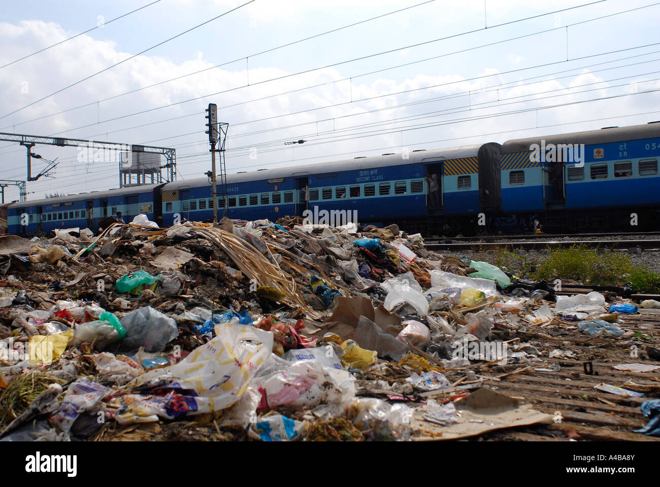 Stock Bild von einem Slum in Chennai und der Müll, der um ihn herum und ein Personenzug mit gekippt wird Stockfoto