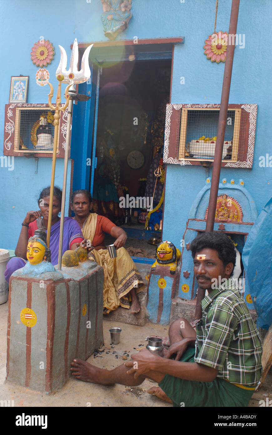 Stock Bild blau Hindu-Tempel oder Schrein in einem Slum von Chennai Tamil Nadu, Indien Stockfoto