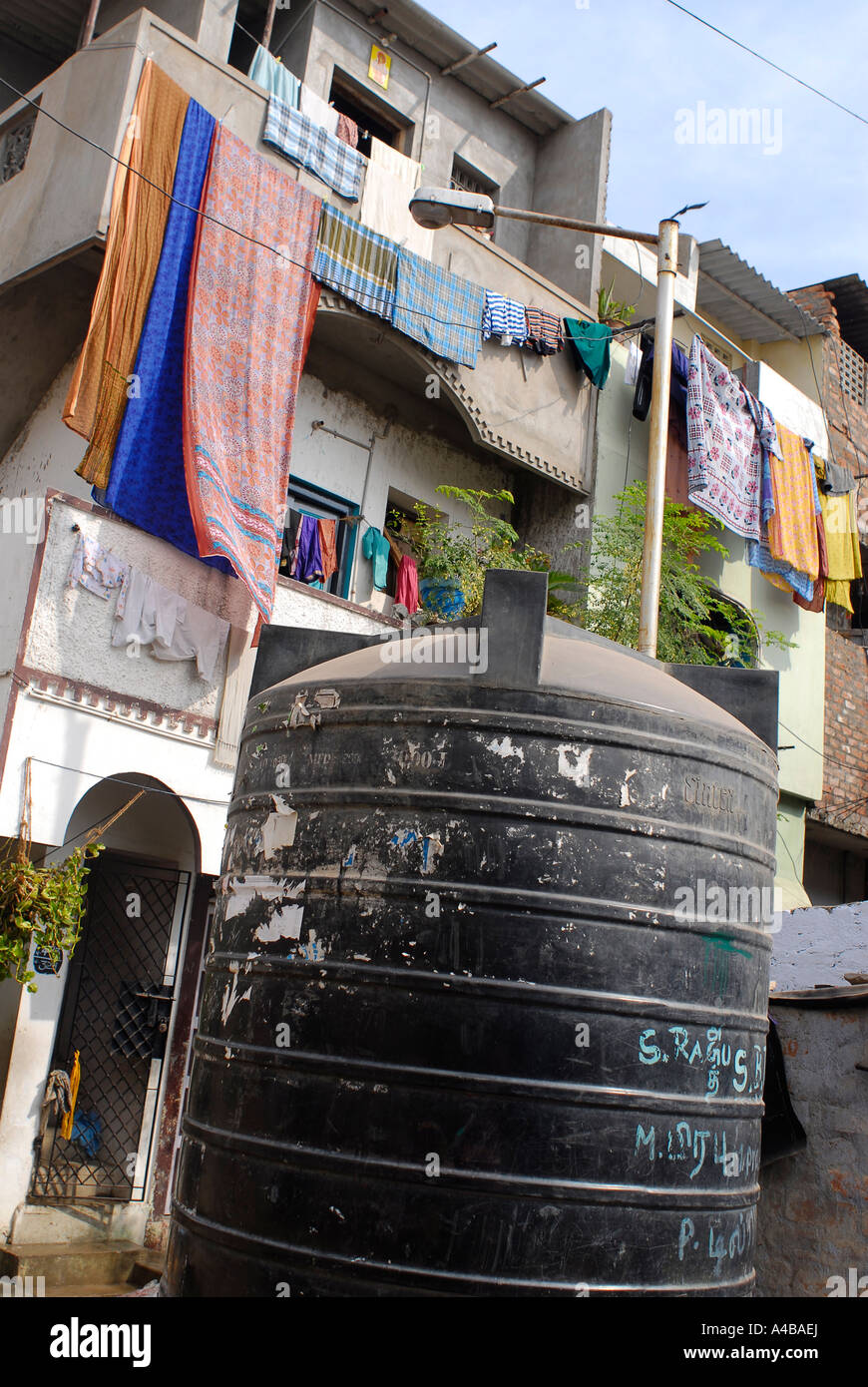 Abbildung des einen Wassertank in einem Slum von Chennai Tamil Nadu, Indien Stockfoto