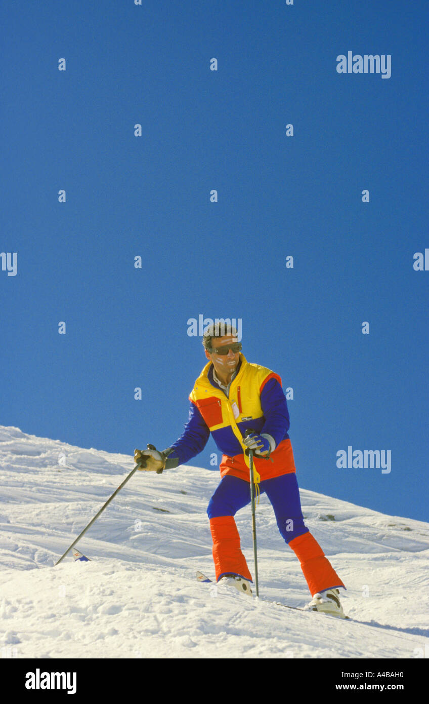 Männliche ^ Skifahrer mit Sonnencreme im Gesicht stehen am Hang La Plagne France Stockfoto
