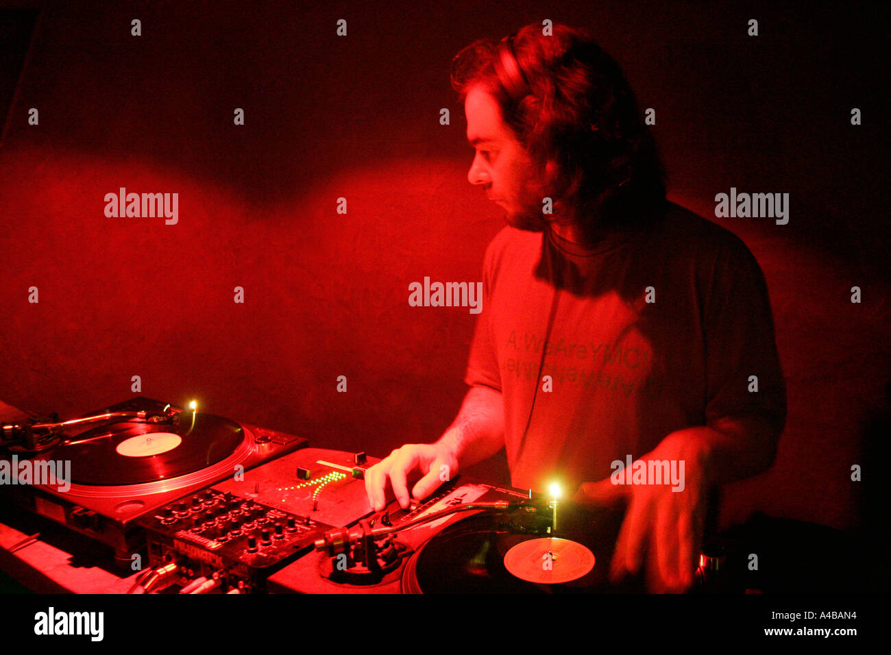 DJ in Aktion in einem zentralen London club Stockfoto