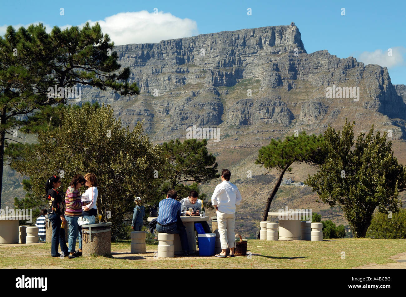 Tabelle Kapstadt Südafrika Bergtouristen auf Signal Hill Stockfoto