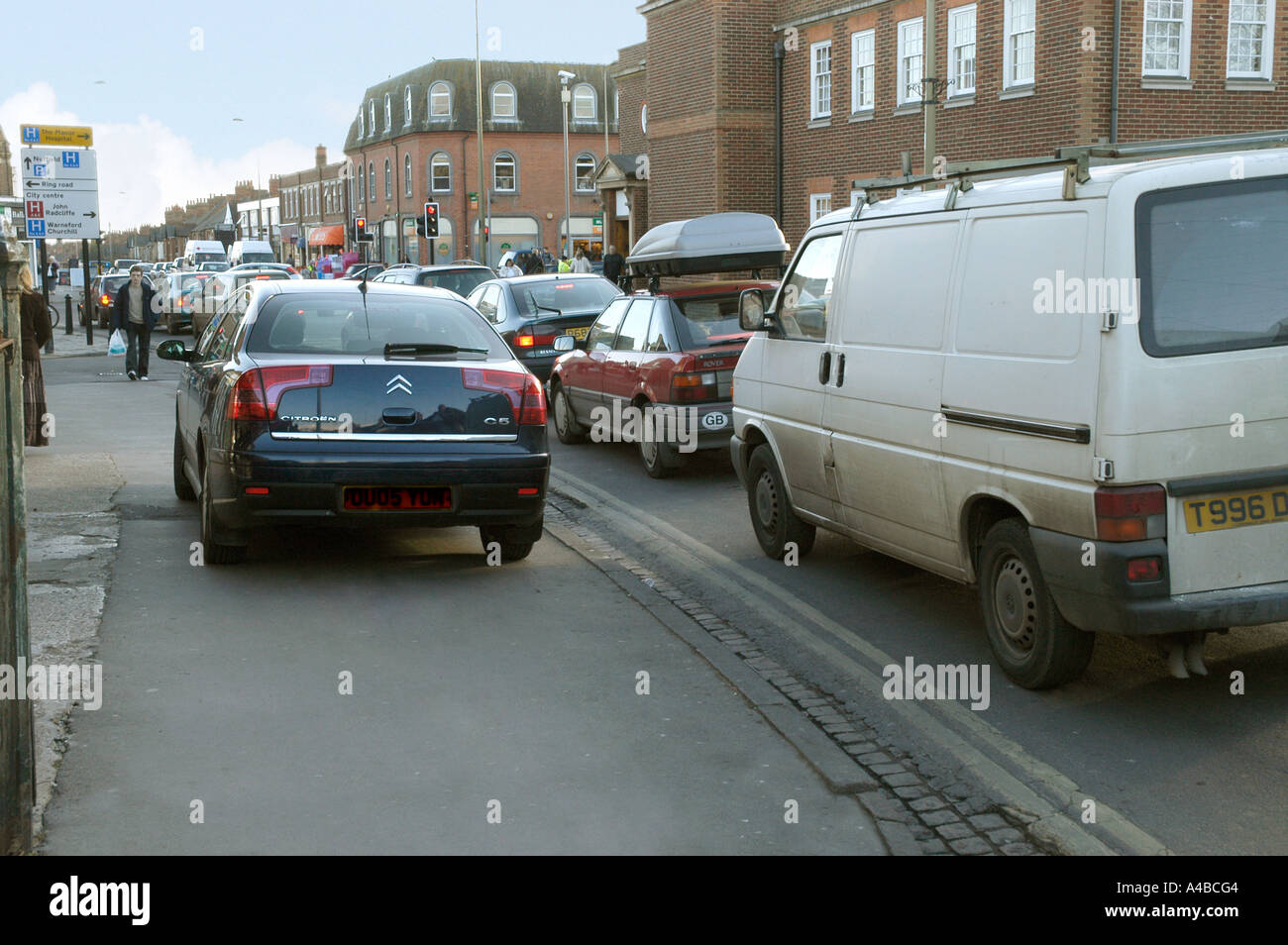 Parken auf dem Bürgersteig verursacht Obstruktion Stockfoto