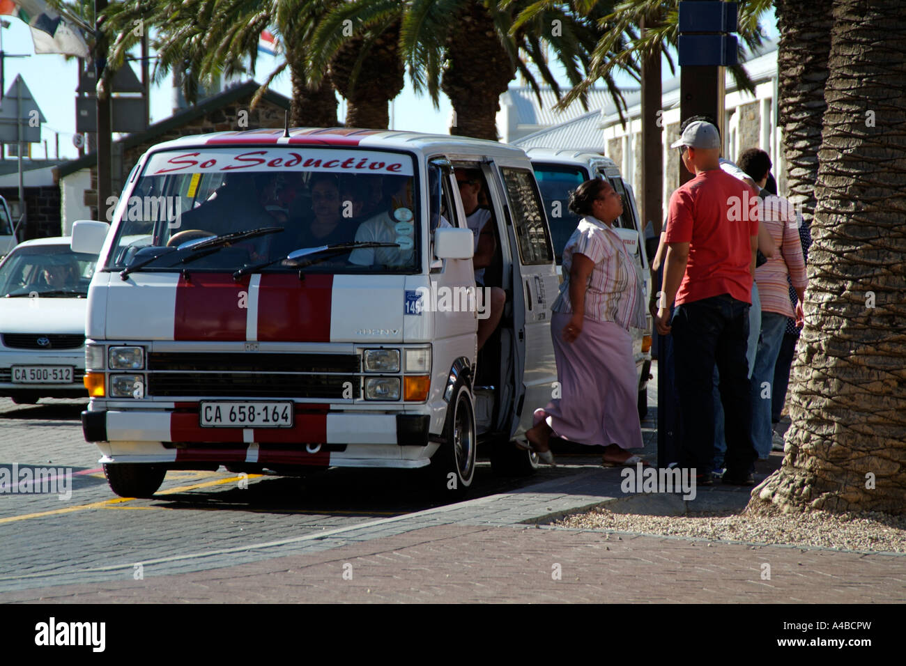 Taxi-Passagiere verlassen ein rot-weißes Cape Town Südafrika RSA Stockfoto