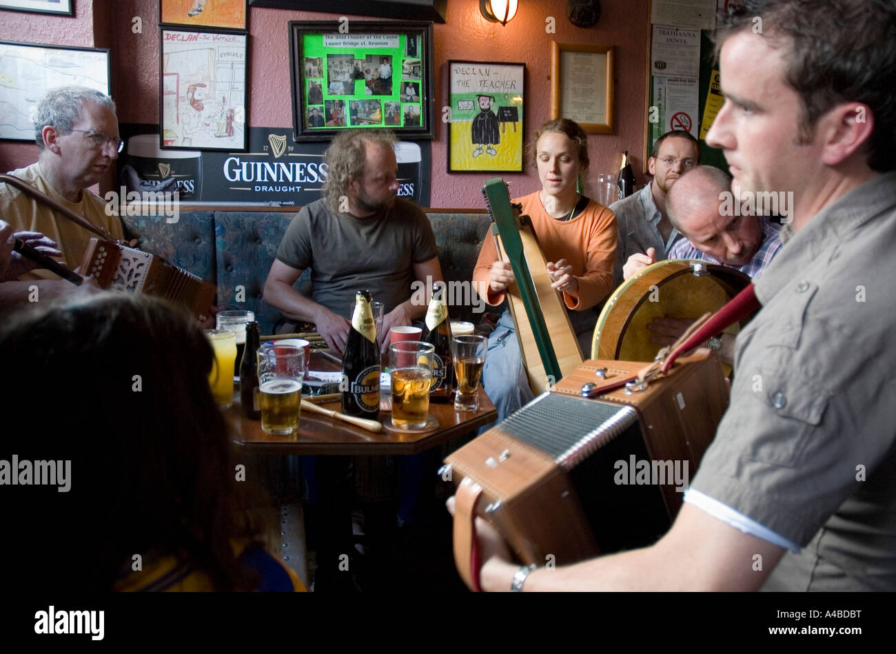 Musik-Session in Falveys Kneipe während Puck Fair, Killorglin, County Kerry, Irland Stockfoto