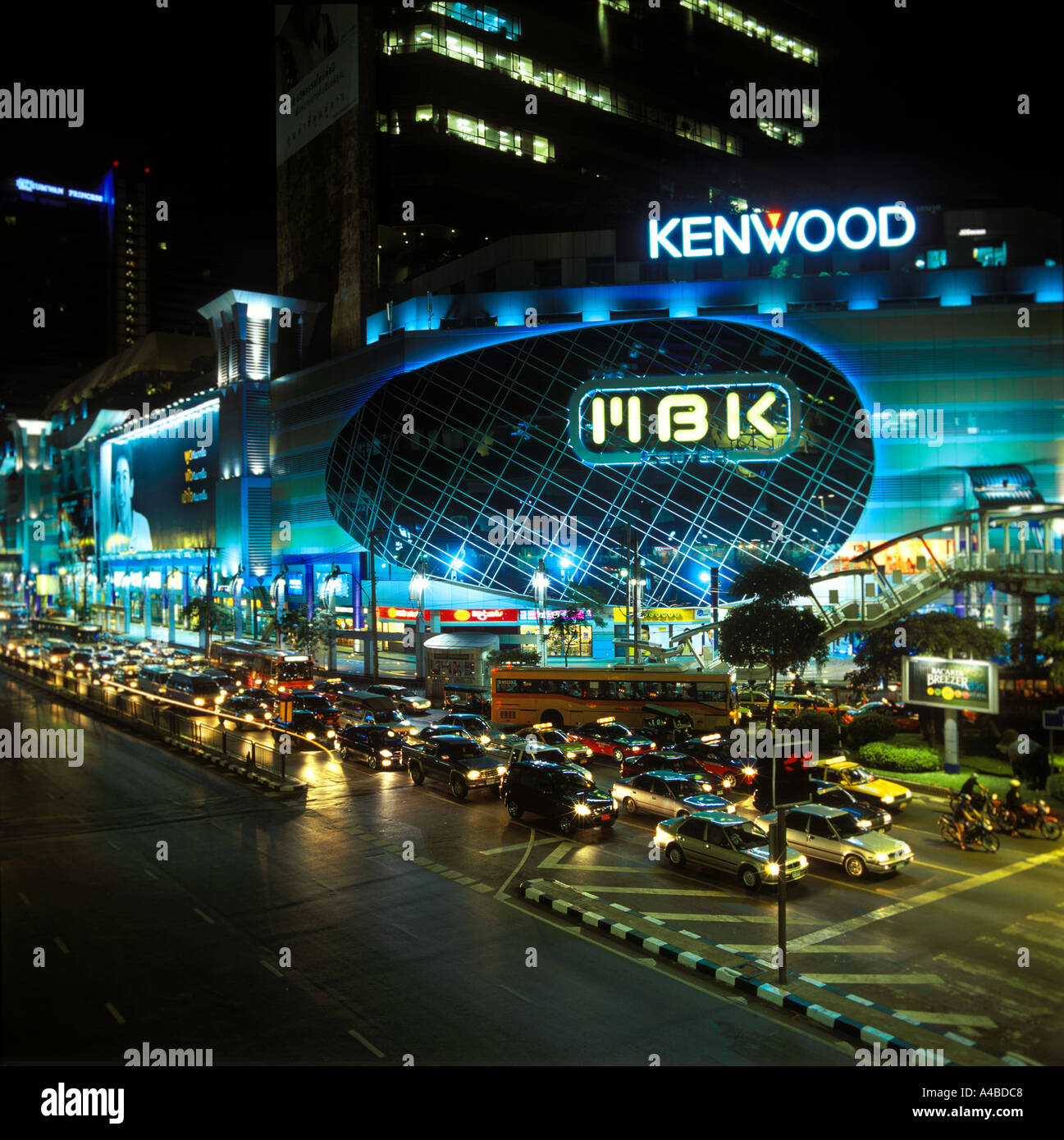 Manboonkrong MBK Einkaufszentrum Außenansicht bei Nacht mit der Warteschlange des Verkehrs auf Phayathai Road, Bangkok, Thailand Stockfoto