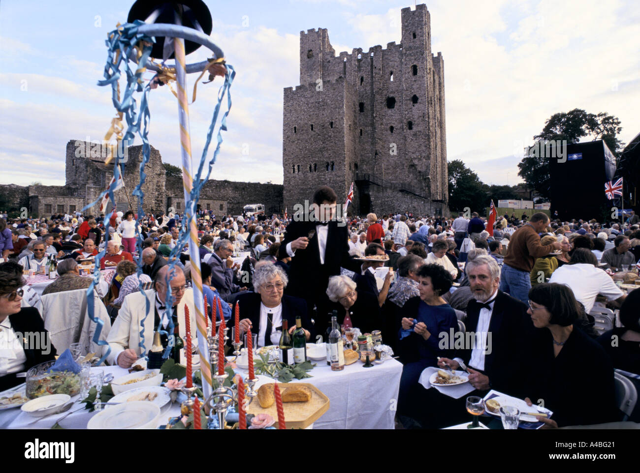 KUNDENANSTURM BEI EINEM KLASSISCHEN KONZERT AUF DEM GELÄNDE DES ROCHESTER CASTLE, ENGLAND, Stockfoto