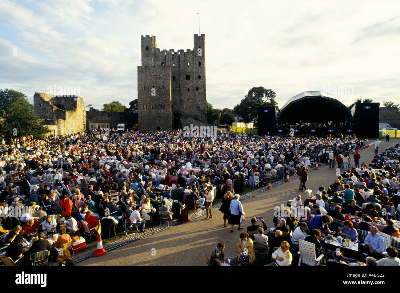 KUNDENANSTURM BEI EINEM KLASSISCHEN KONZERT AUF DEM GELÄNDE DES ROCHESTER CASTLE, ENGLAND, Stockfoto