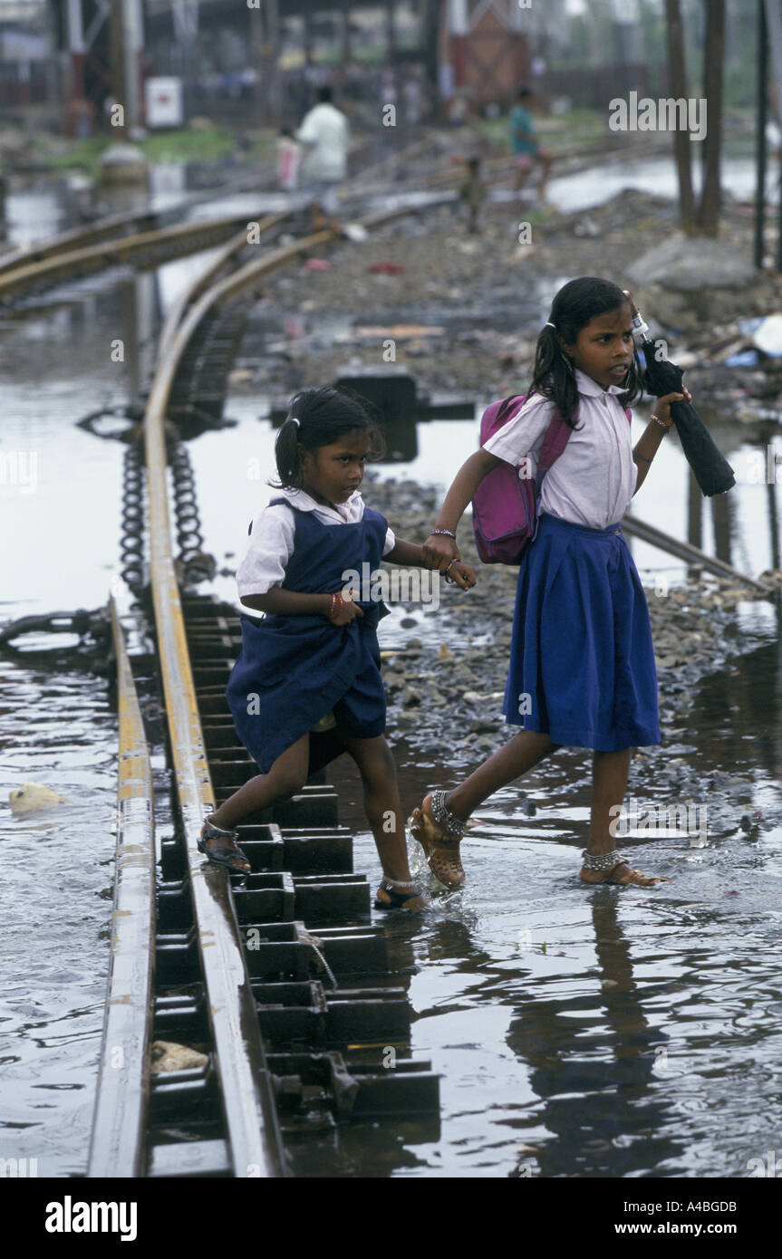 Monsun Geschichte, Indien ", Bombay. Einige Bahnlinien und illegale Gehäuse neben den Gleisen werden überflutet, 1999 Stockfoto