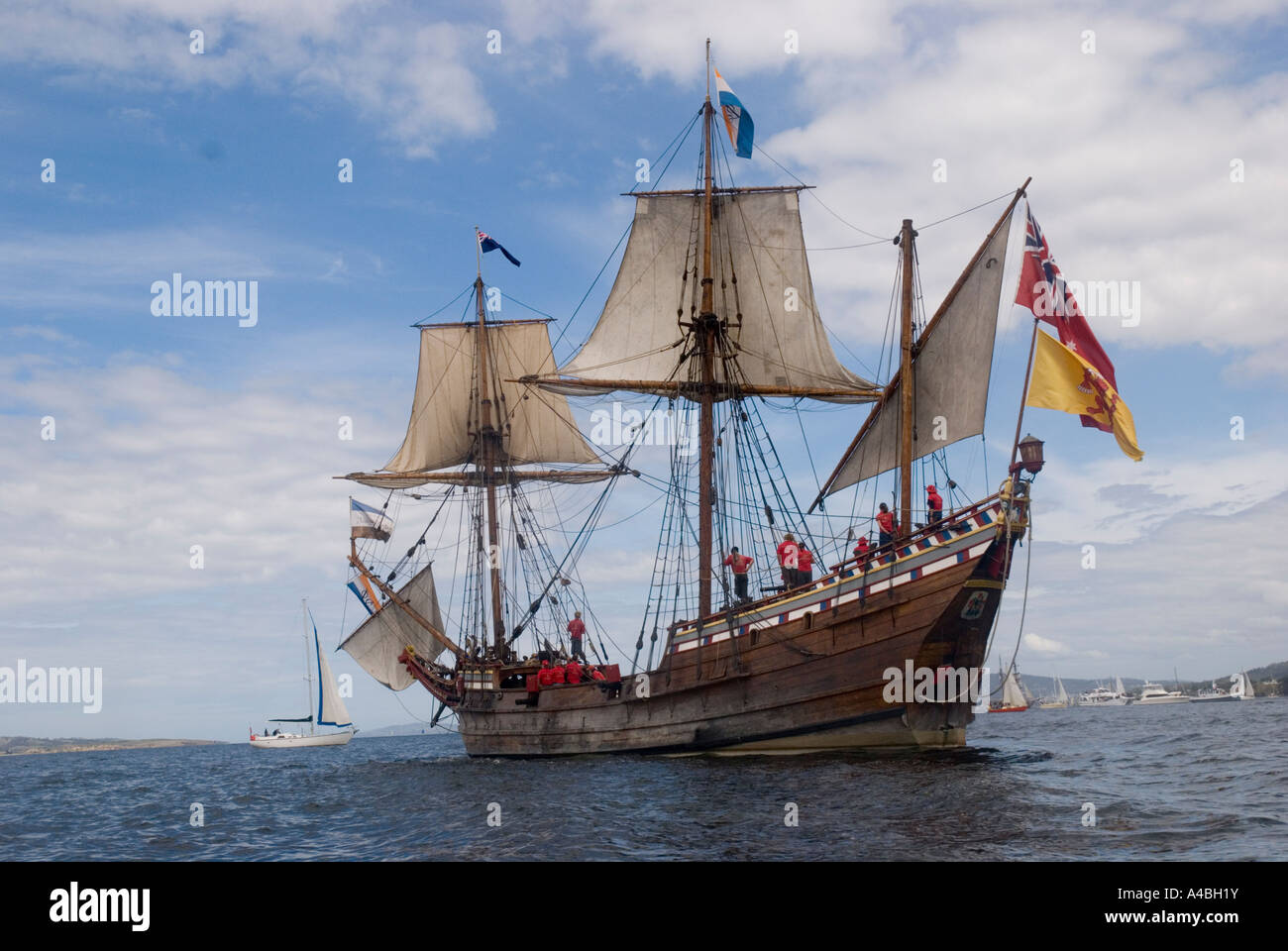 Das Replikat des 17. Jahrhunderts holländische Schiff der Duyfken in die Parade des Segels auf dem Derwent River in Hobart Stockfoto