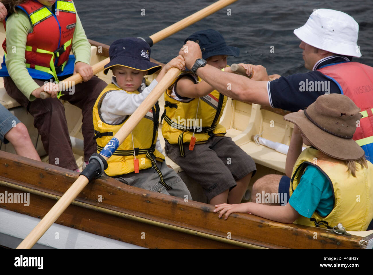 Kinder lernen, während der australischen hölzernen Boot Festival 2007 in Hobart Tasmanien zu rudern Stockfoto