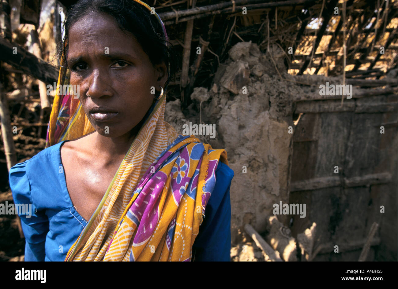 Orissa Wirbelsturm, Indien, 1999: steht eine Frau neben ihrem zerstörten Haus in Iprising.  Ihr Mann starb bei dem Zyklon Stockfoto