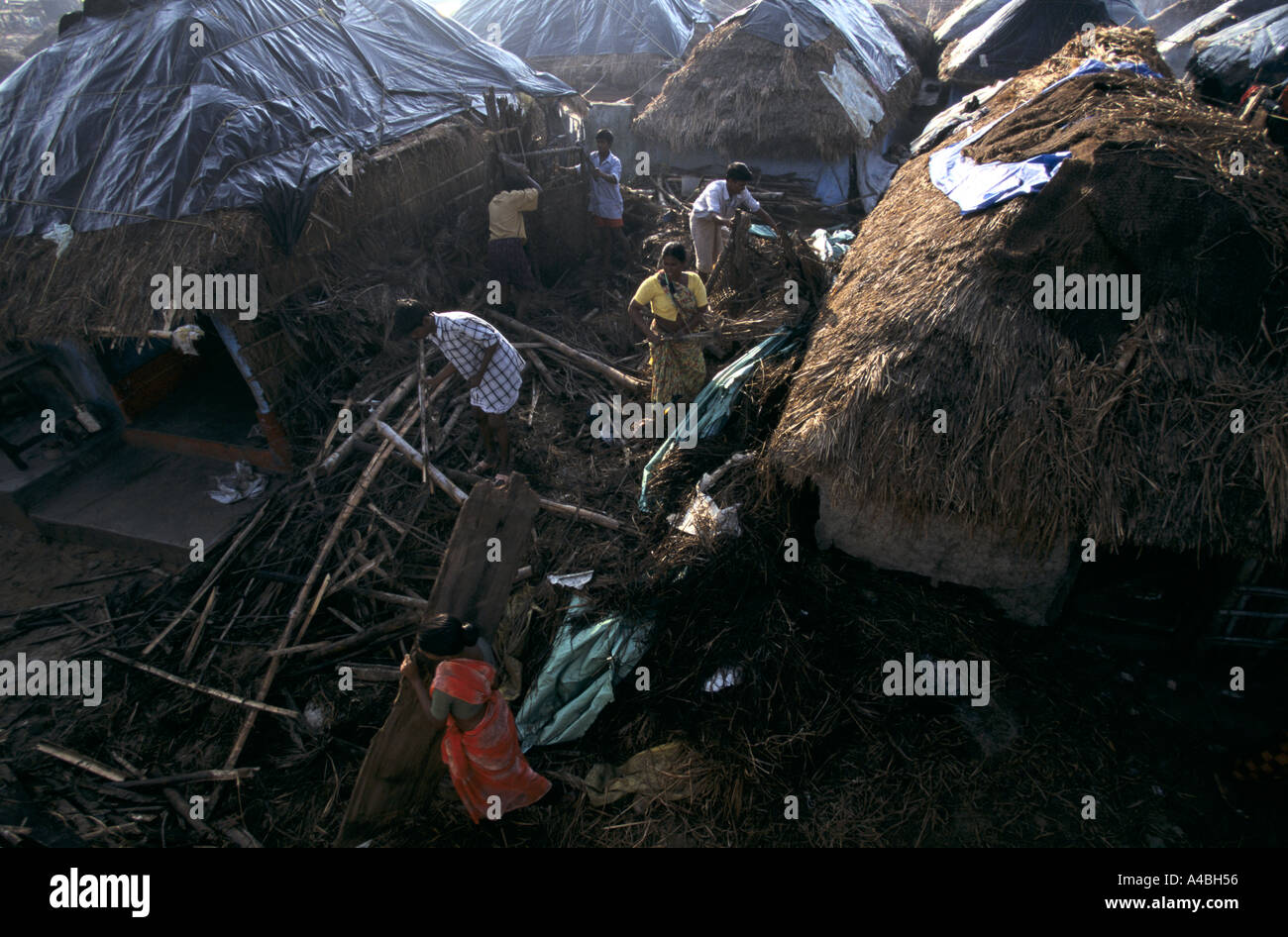 Orissa Wirbelsturm, Indien, 1999: Fischerfamilien in Paradip aufräumen vor der Neuerstellung. Einige ihrer Häuser überlebt der Flut. Stockfoto