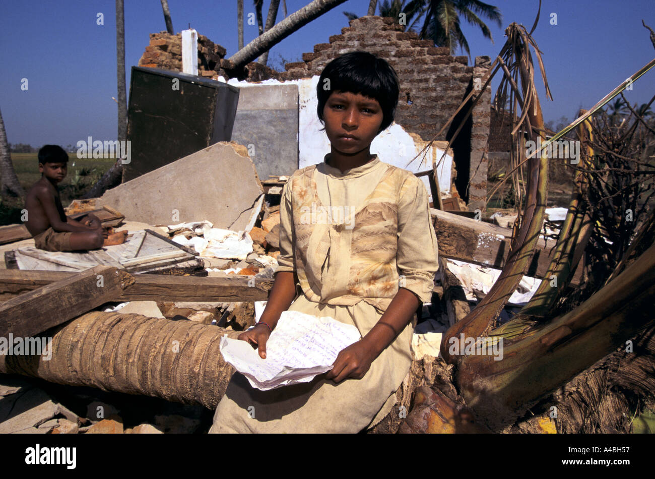 Orissa Wirbelsturm, Indien, 1999: Juana, 10, in den Ruinen ihrer Schule. Es wird Monate dauern, bevor ihrer Schule wieder aufgebaut werden kann. Stockfoto