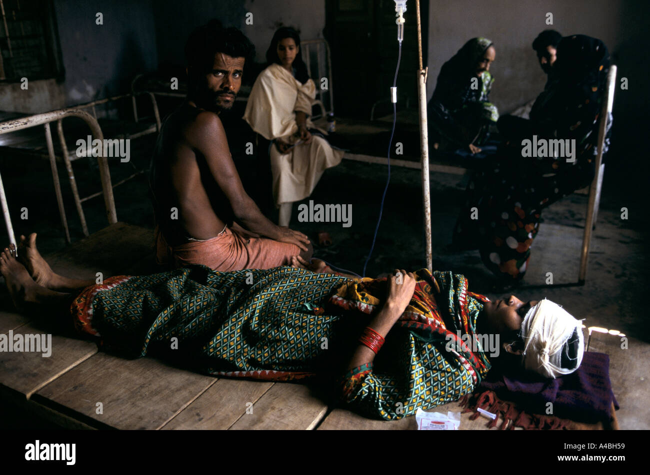 Charchuck Krankenhaus, Zyklon Orissa, Indien, 1999: das Mädchen wurde schwer verletzt, als ihr Haus zusammenbrach, sie starb am selben Tag. Stockfoto
