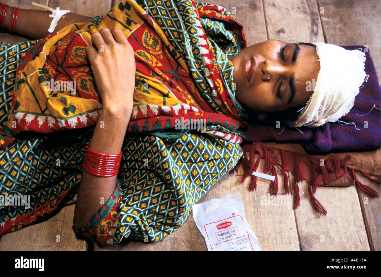 Charchuck Krankenhaus, Zyklon Orissa, Indien, 1999: das Mädchen wurde schwer verletzt, als ihr Haus zusammenbrach, sie starb am selben Tag. Stockfoto