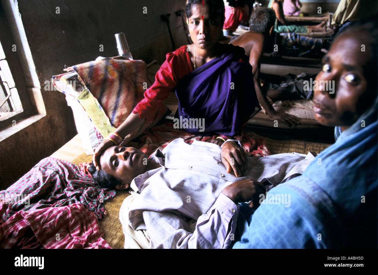 Orissa Wirbelsturm, Indien, 1999: Mann im Krankenhaus mit von Durchfallerkrankungen durch verunreinigtes Wasser Stockfoto