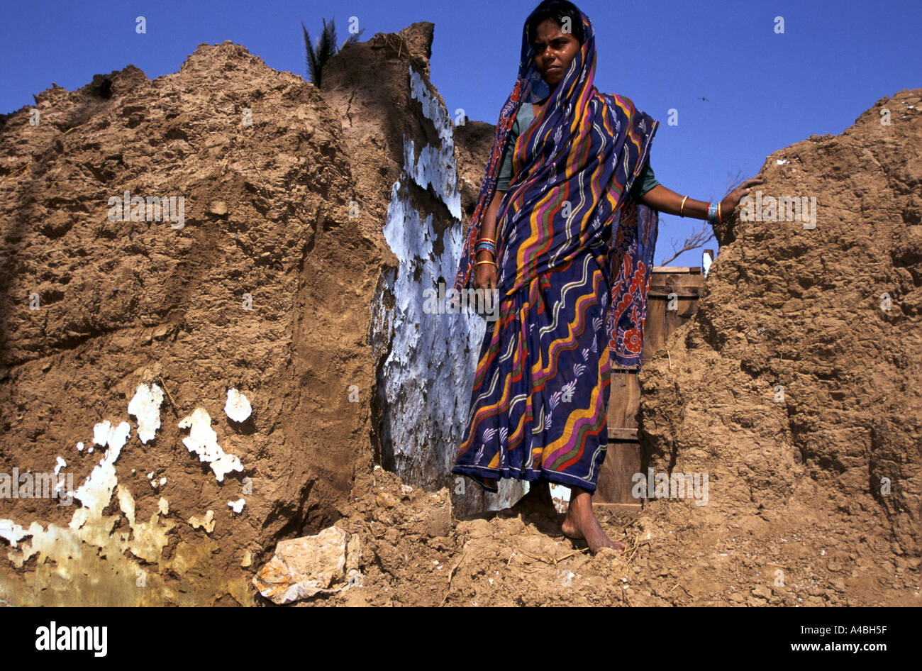 Orissa Wirbelsturm, Indien, 1999: Zyklon sintflutartigen Regen zerstört diese Womans Haus schmelzen die normalerweise starken Mauern Stockfoto
