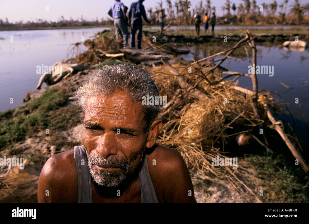 Orissa Wirbelsturm, Indien, 1999: Der Körper des Mannes Mutter wurde mit Stöcken bereit für die Armee, sie zu verbrennen gecovert. Stockfoto