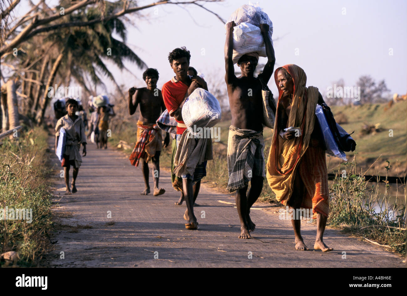 Orissa Wirbelsturm, Indien, 1999: Dorfbewohner von Bagapada Dorf, Khurda District, zu Fuß nach Hause mit Rationen von einer NGO gegeben Stockfoto