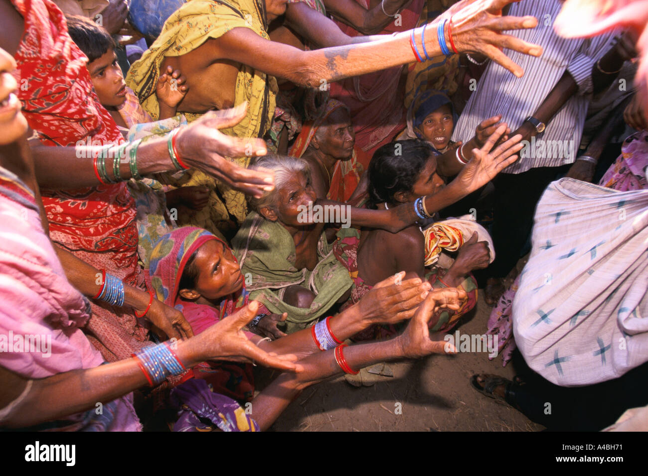 Orissa Wirbelsturm, Indien, 1999: Verloren viele Frauen in Erasma Block Kampf für Kleidung von einer NGO - alle von Ihnen im Zyklon Stockfoto