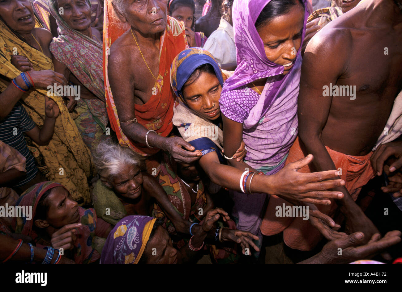 Orissa Wirbelsturm, Indien, 1999: Verloren viele Frauen in Erasma Block Kampf für Kleidung von einer NGO - alle von Ihnen im Zyklon Stockfoto