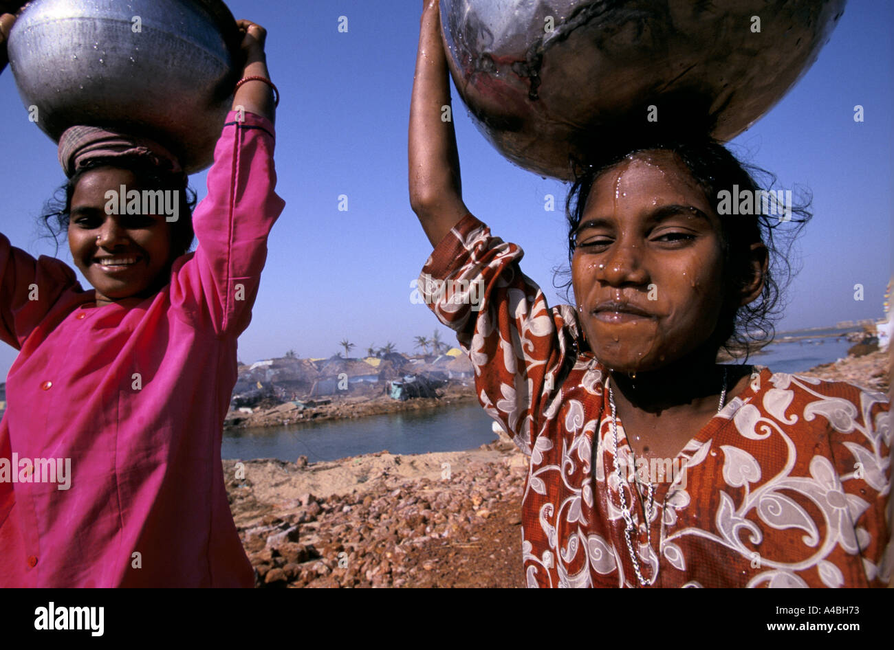 Orissa Wirbelsturm, Indien, 1999: Frauen in Paradip Fuß nach Hause mit Wasser, das sie von der örtlichen Feuerwehr Wasser LKW gesammelt haben Stockfoto