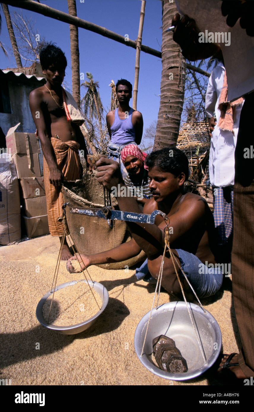 Orissa Wirbelsturm, Indien 1999 Regierung Helfer abmessen Reis zur Verteilung an die Opfer des Wirbelsturms in der Nähe von Paradip Stockfoto