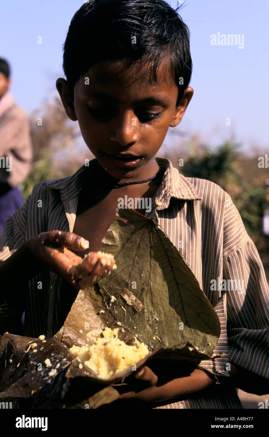 Zyklon Orissa, Indien, 1999: The Hare-Krishna-Bewegung wurden aktiv in Erasma Block-Bereich, mehrere hundert täglich füttern. Stockfoto